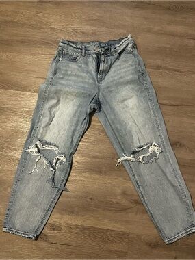American Eagle Outfitters Light Wash Distressed mom Jeans size 4